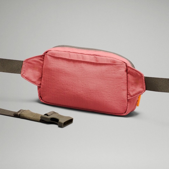 Lululemon belt bag - NWT - Picture 5 of 5